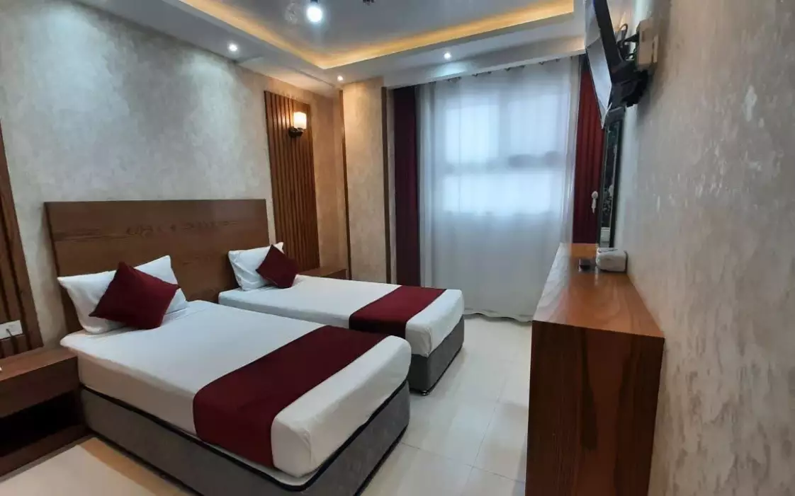 Alibaba https://cdn.alibaba.ir/ostorage/hotel-accommodation-images/6857aed0ac13a7ed0d84df21_توئین (پنجره رو به کوچه).webp